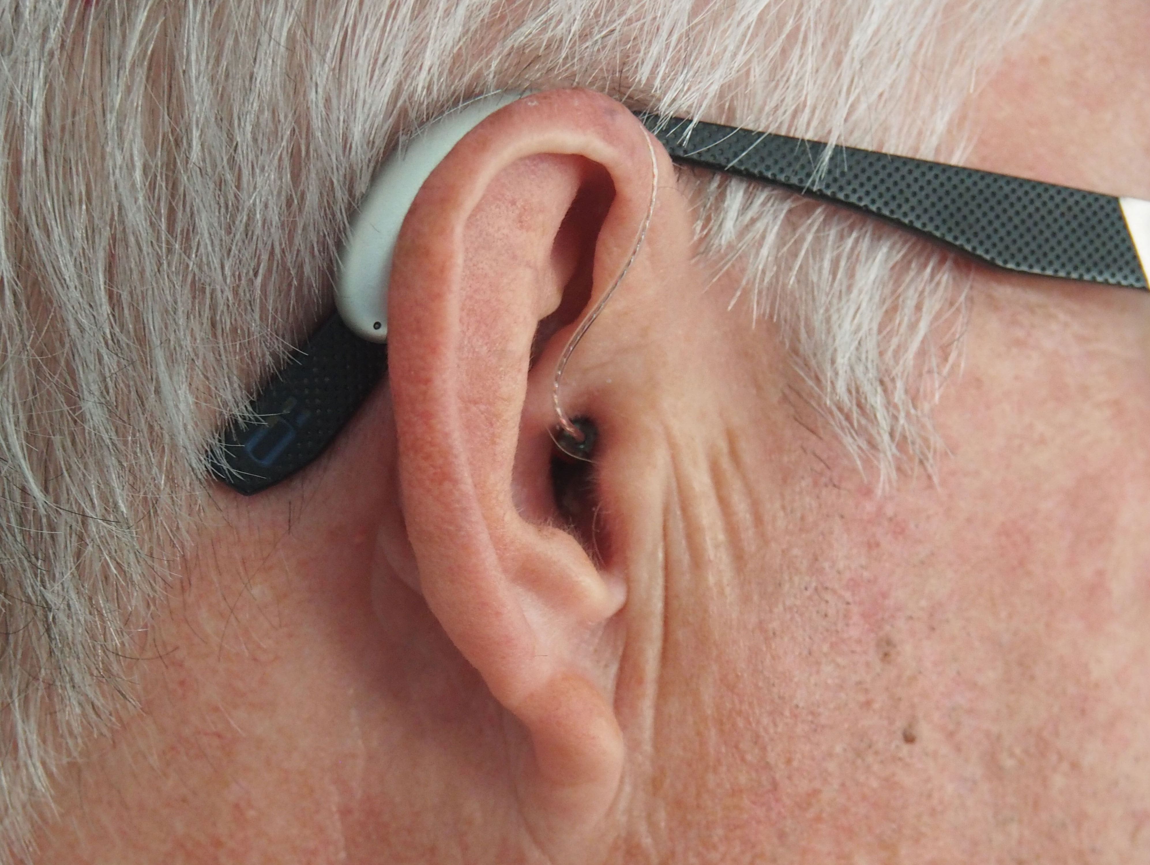 Porque deve usar sempre os seus aparelhos auditivos, mesmo sozinho?