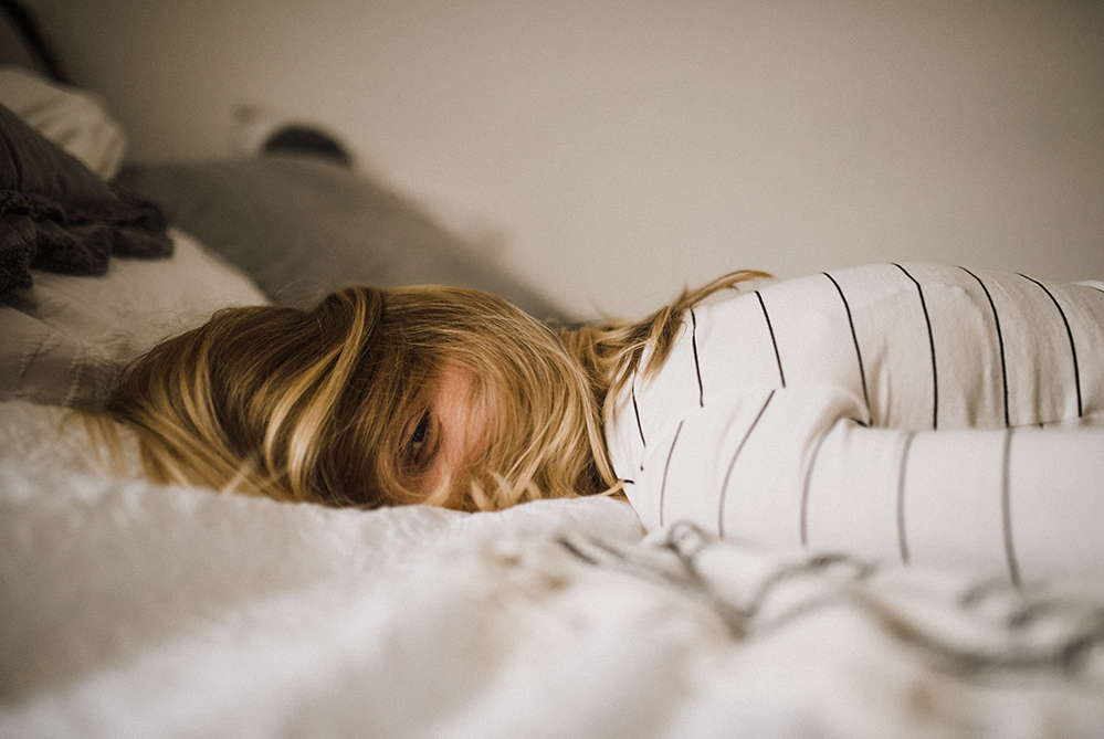 Como é que o zumbido afeta o sono e como o posso amenizar?